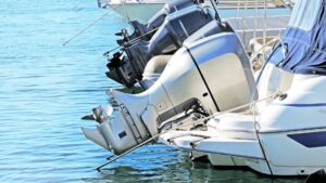 Invernaggio del motore fuoribordo: come preparare la barca per l'inverno